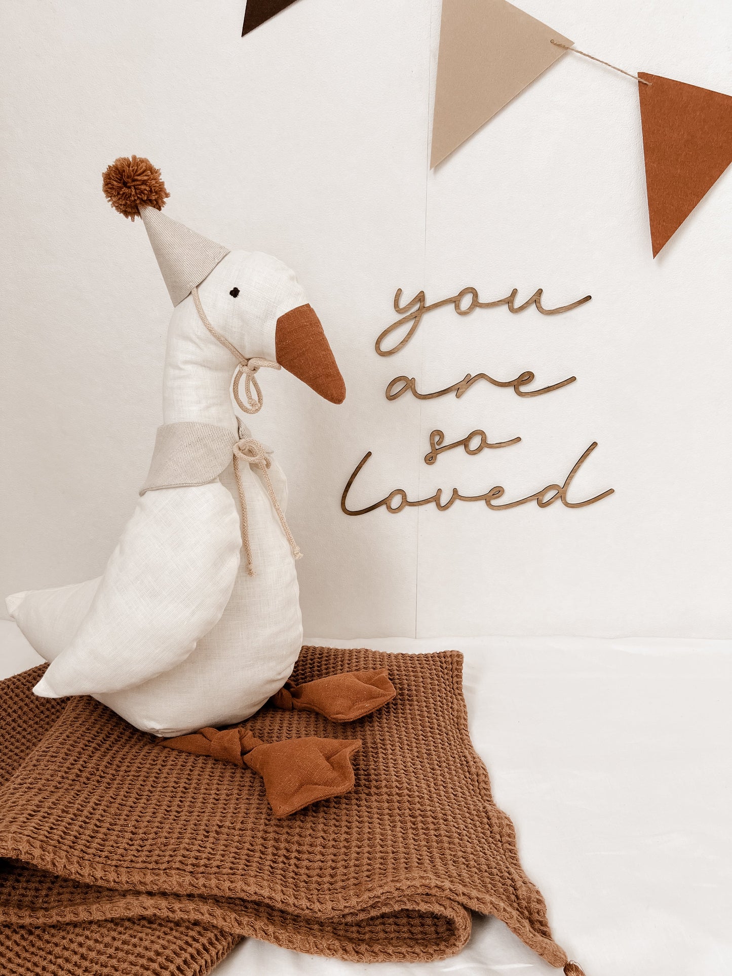 Schriftzug - you are so loved - nussbraun