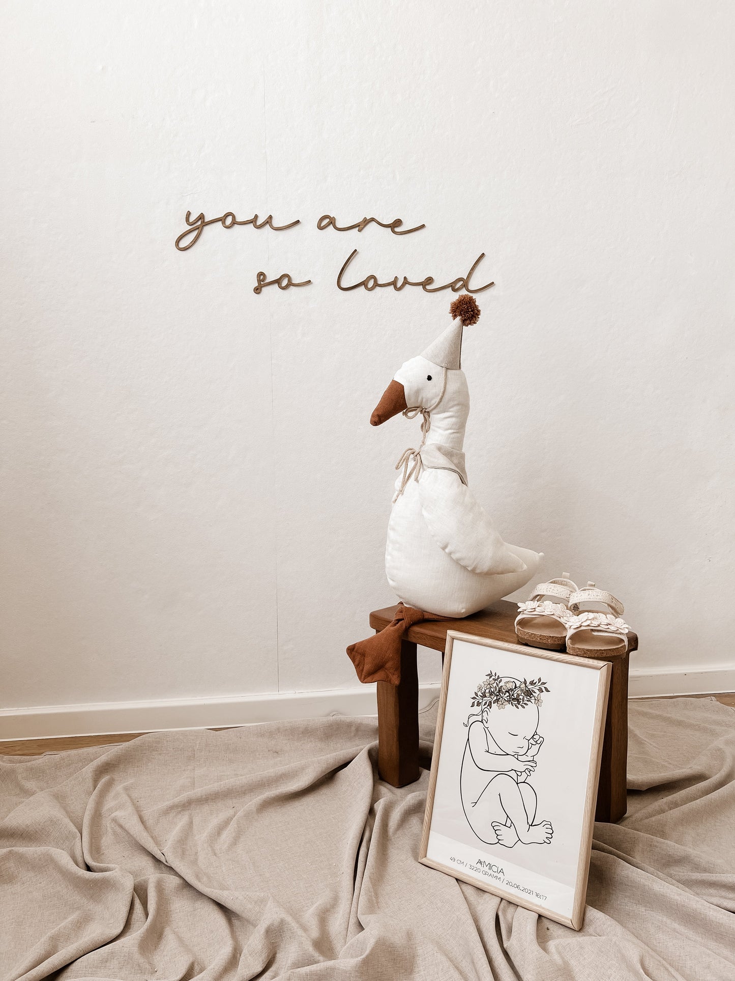 Schriftzug - you are so loved - nussbraun