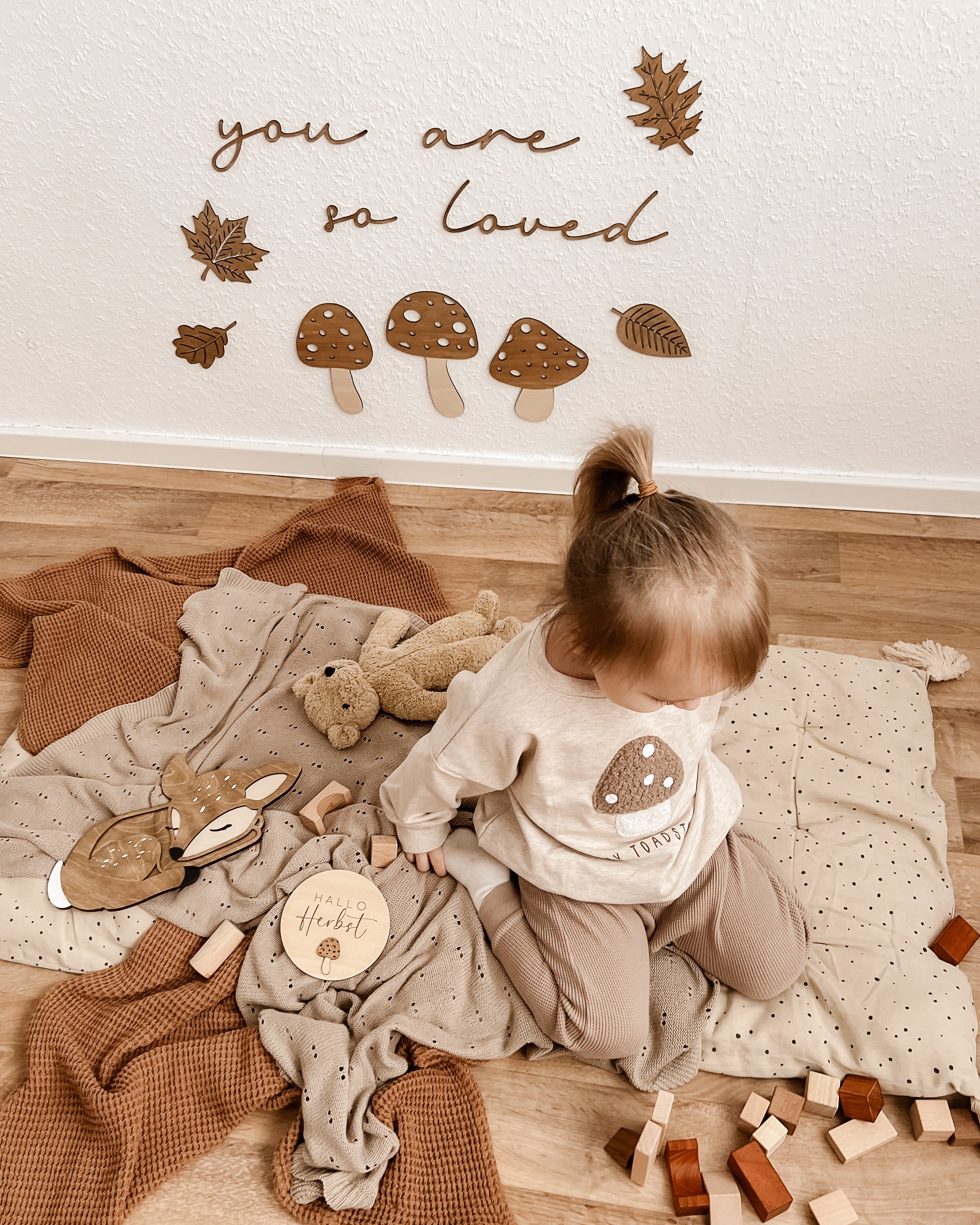 Schriftzug - you are so loved - nussbraun