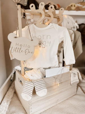Teddy Tafel - hello little one Schild Dekoration für Babyzimmer und Kinderzimmer zum aufhängen