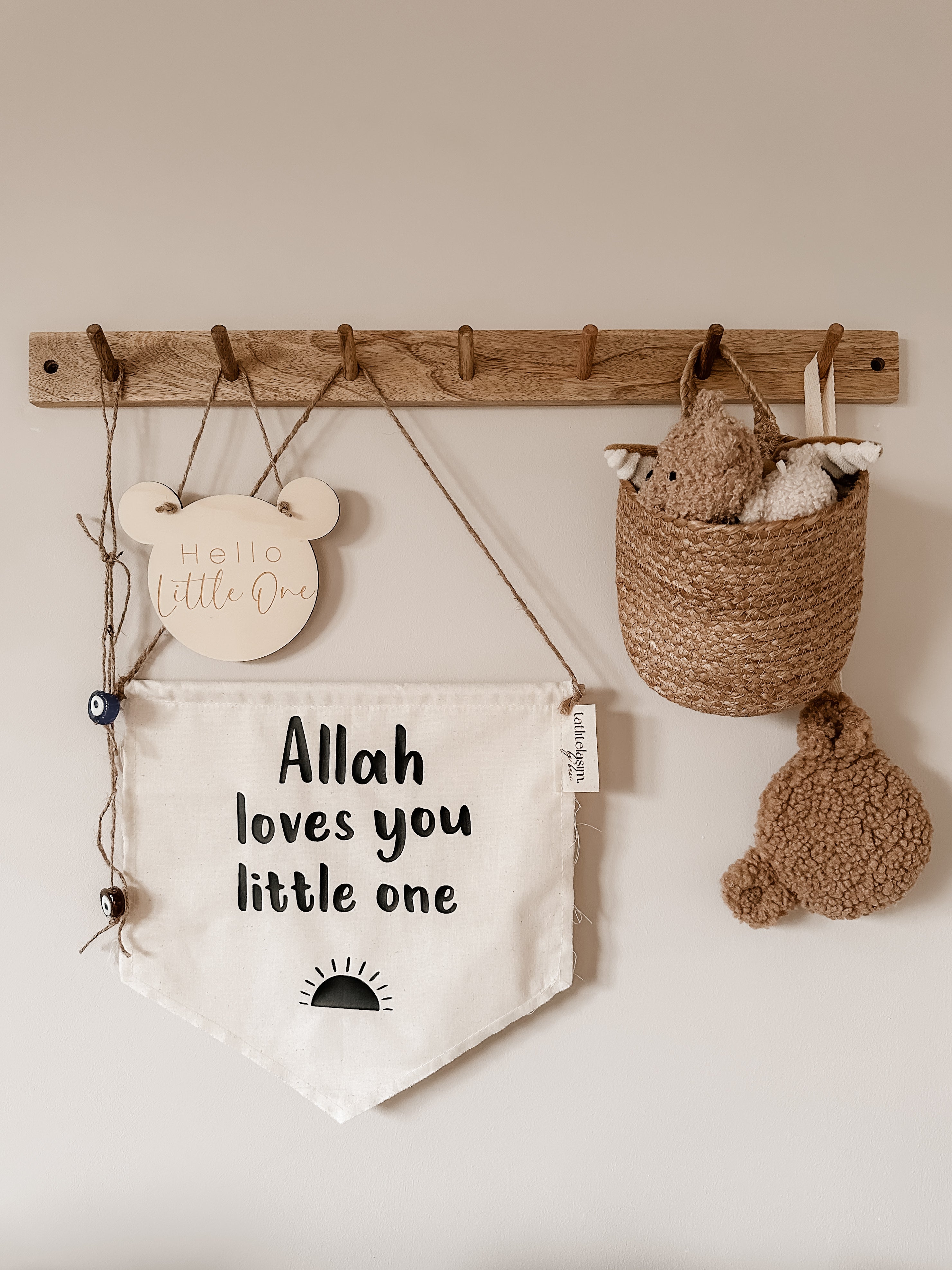 Teddy Tafel - hello little one Schild Dekoration für Babyzimmer und Kinderzimmer zum aufhängen