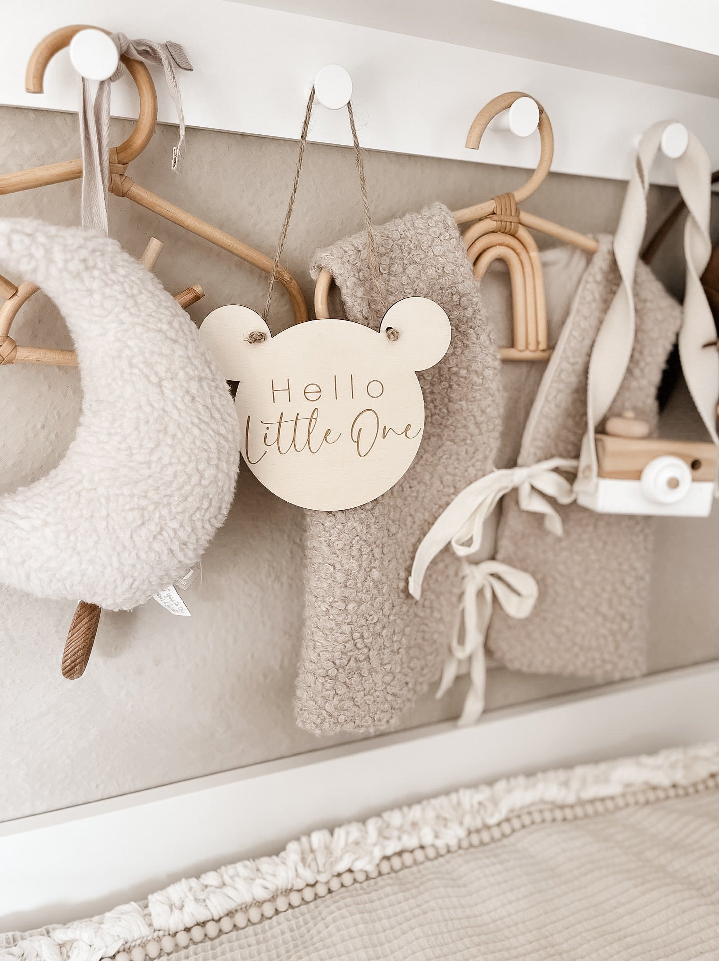 Teddy Tafel - hello little one Schild Dekoration für Babyzimmer und Kinderzimmer zum aufhängen